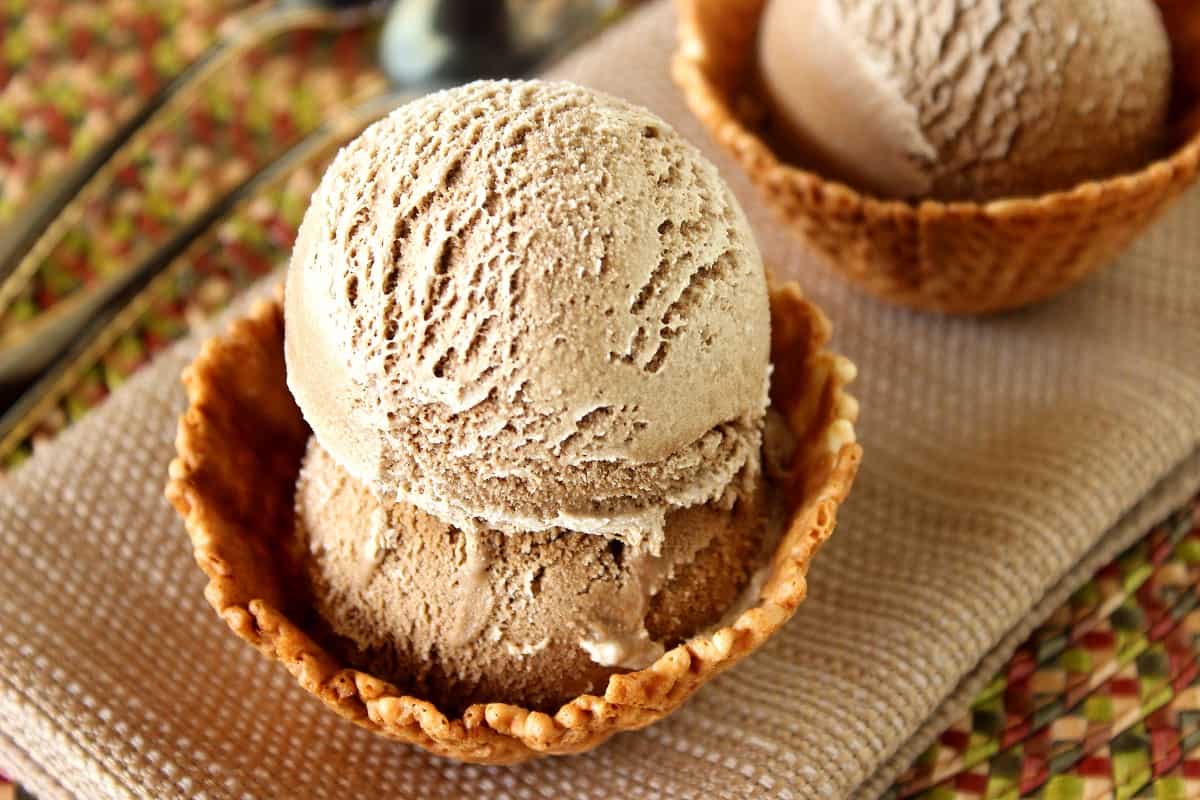 Homemade Root Beer Ice Cream: Creamy Custard & Bold Flavor